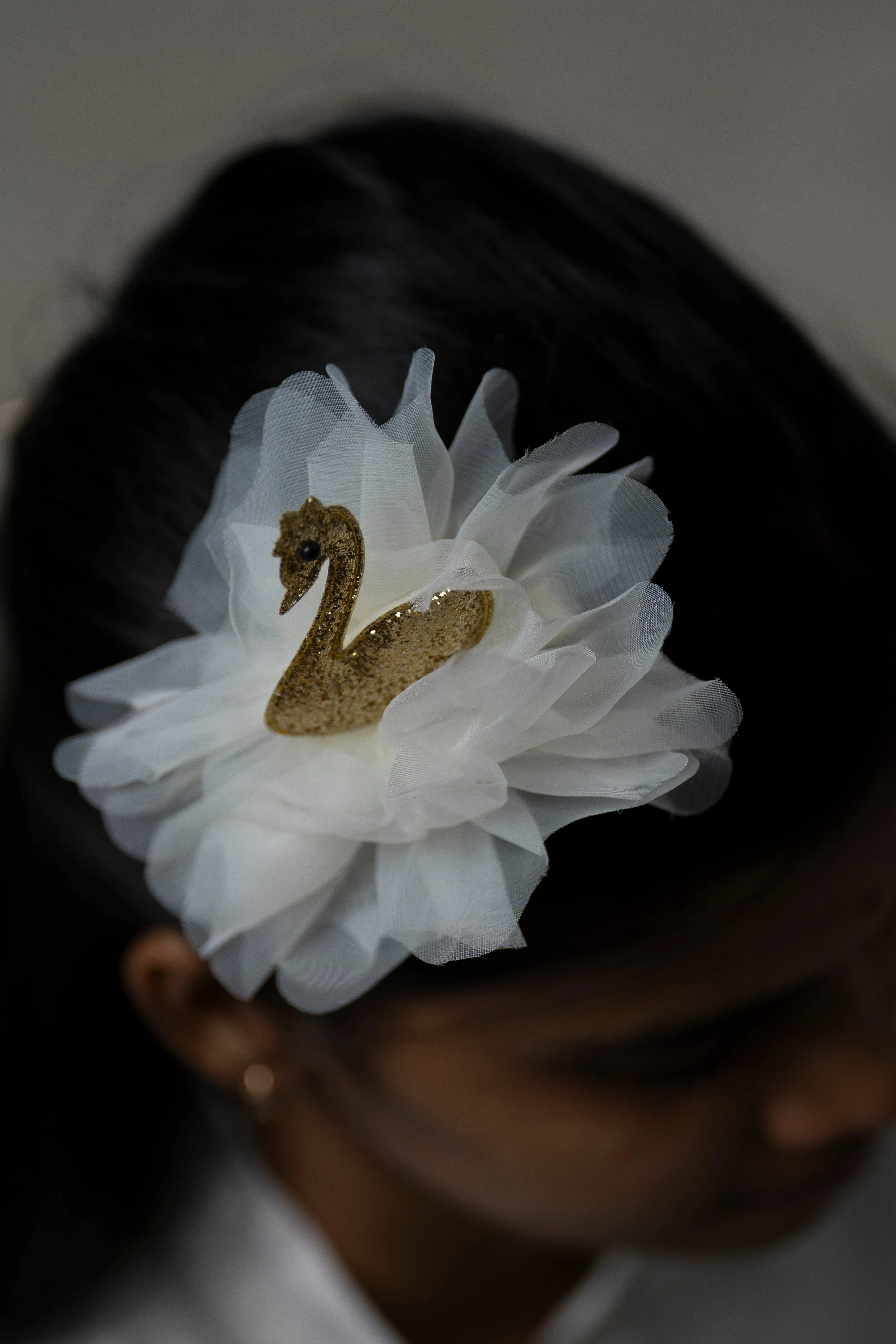 Elegant Golden Swan White Tulle Hair Clip for Girls